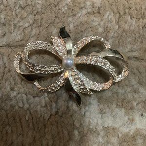 Vintage Signed Gerry's Jewelry Goldtone Brooch